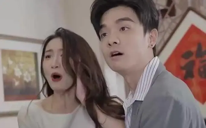 《不装了，脚踹渣男后我成了全球女战神》：年度爽剧！看女主如何逆袭，脚踢渣男，制霸全球！